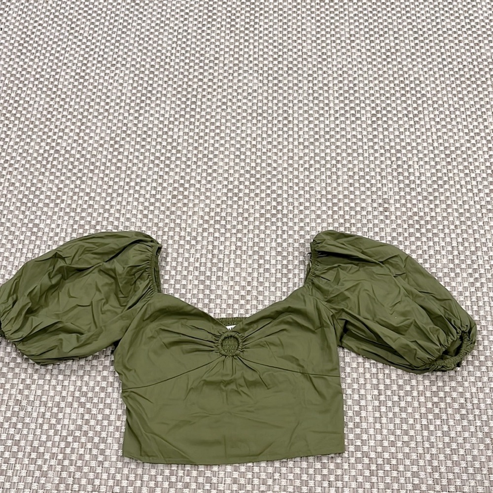 Abercrombie and fitch women’s olive green puff sleeve cropped top, size medium